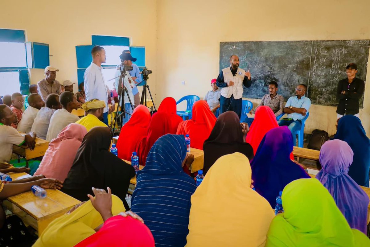 garane_farah's tweet photo. MOHADM-JSS Minister-Abdirahman with DG Garane has launched today the Community Sensitization Awareness against the Projected ElNino impacts in Jamame District. They monitored J/River where breaks They encourage the locals use of sandbags.
#FAOHN 
#sodma https://t.co/u5Vmd4xXCI