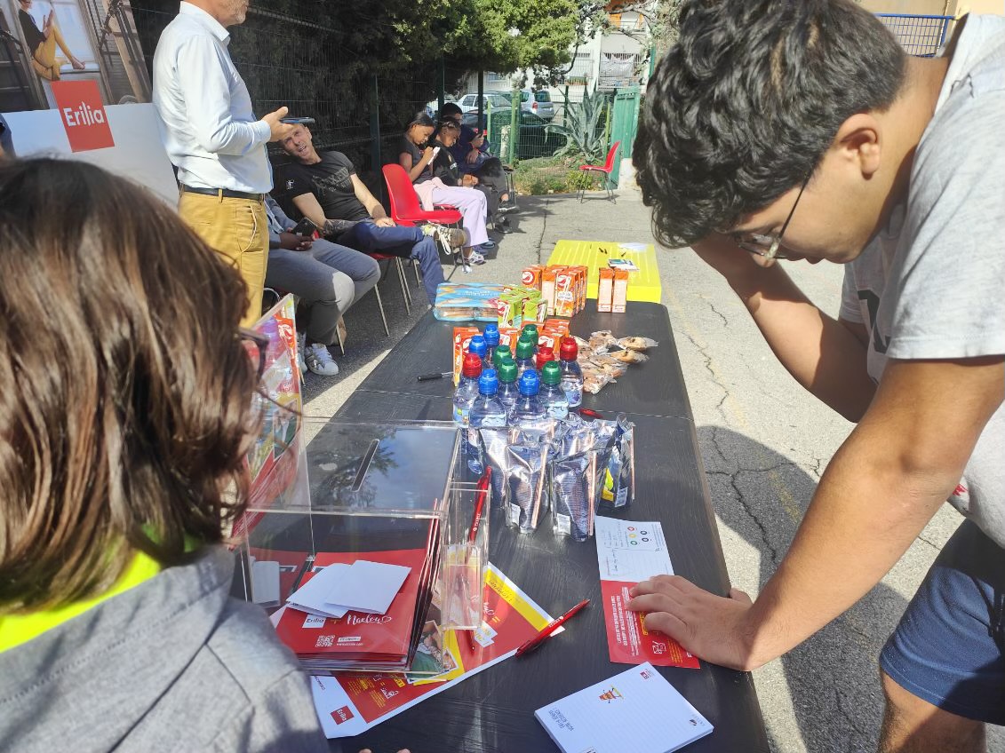 Erilia_Officiel's tweet photo. #Erilia s’associe à l’artiste #KamelSécraoui pour créer avec nos locataires des bancs "Naélou" dans les résidences de @marseille des Arnavaux I, La Viste et Plan d’Aou.🎨Le concept ? Des bancs publics participatifs gravés de messages de solidarités, de tolérance et d’❤️. https://t.co/Z4kMS7oa5i