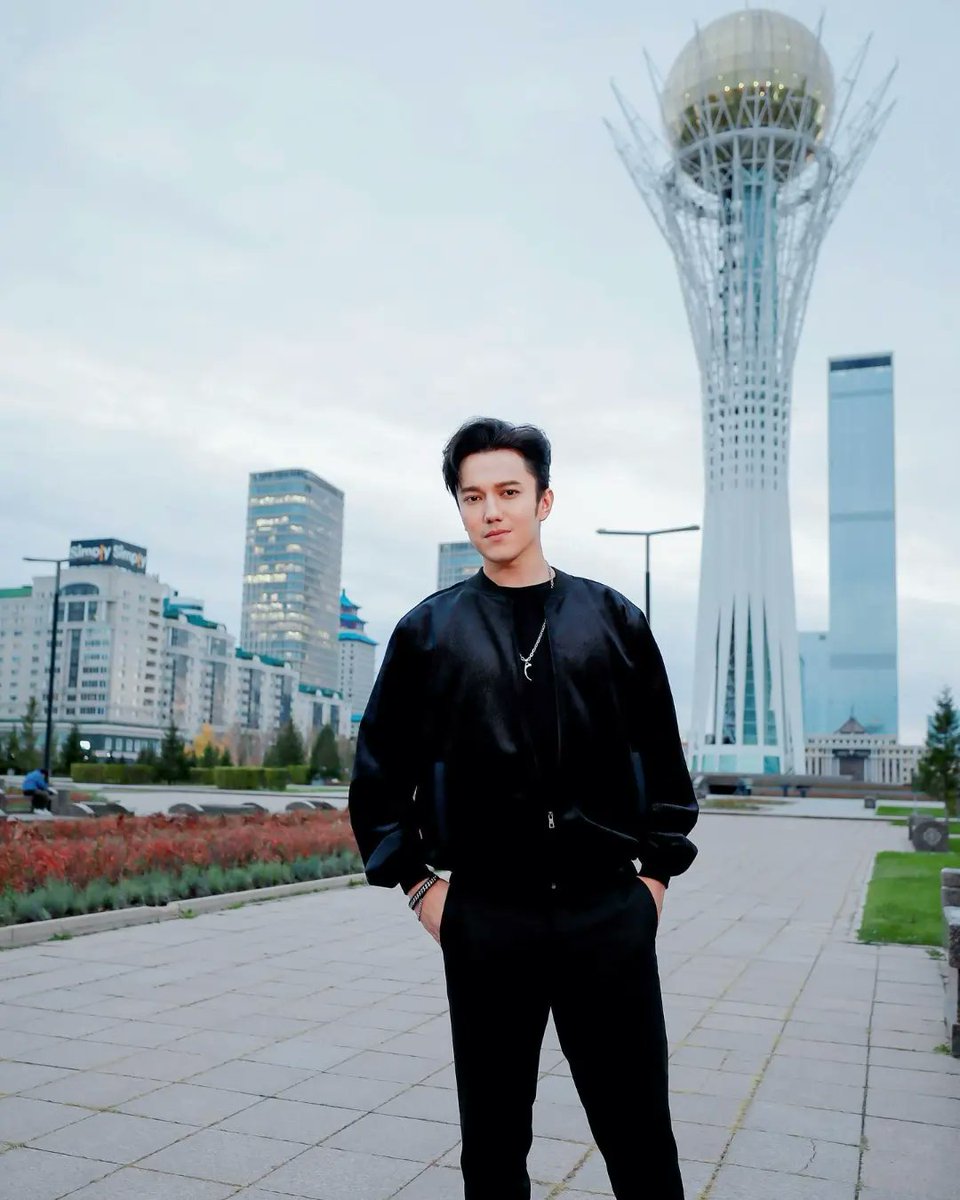 DQ_Arab_FC's tweet photo. 🤗♥️
#repostIG @dimash_official 
عندما آتي إلى البلاد، أشارك في اجتماعات مختلفة وألتقي بأشخاص طيبين. وعندما تأتي إلى أستانا، لا يمكنك أن تفوت النصب التذكاري "بيتيريك"، رمز عاصمتنا. المطعم الوطني "Daididau" على وشك الافتتاح بالقرب من النصب التذكاري. أتمنى النجاح لفريق هذا المطعم https://t.co/JarCFhoBZb
