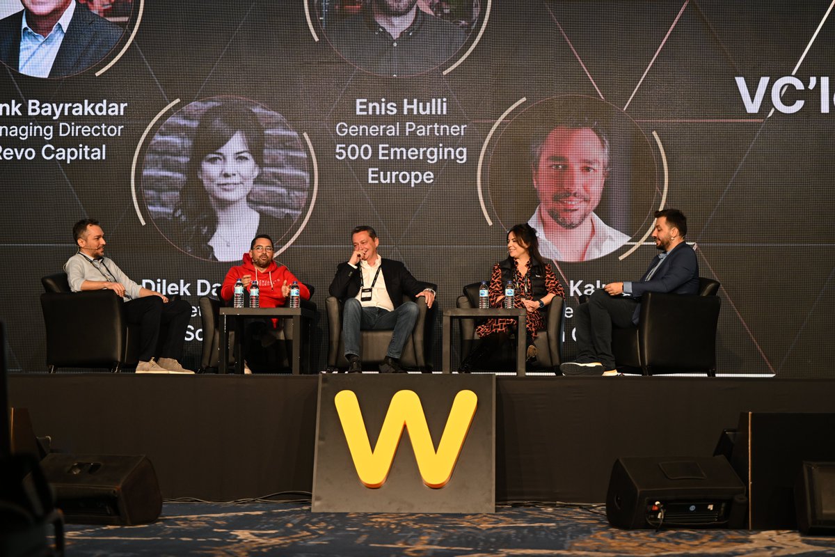 Webrazzi (@webrazzi) on Twitter photo Cenk Bayrakdar (<a href="/cnkbyrkdr/">Cenk Bayrakdar</a>), Dilek Dayınlarlı (<a href="/DilekDayinlarli/">Dilek</a>), Enis Hulli (<a href="/EnisHulli/">Enis Hulli🎙</a>) ve Kaan Kalıpçı, moderatörlüğünü Webrazzi İçerikten Sorumlu Genel Müdür Yardımcısı Ahmet Buğra Ferah’ın (<a href="/bugraaf/">ahmet bugra ferah</a>) yaptığı “VC'lerin ajandası” konulu panel için sahneye çıkıyor. #webrazzi23 Cenk Bayrakdar (<a href="/cnkbyrkdr/">Cenk Bayrakdar</a>), Dilek Dayınlarlı (<a href="/DilekDayinlarli/">Dilek</a>), Enis Hulli (<a href="/EnisHulli/">Enis Hulli🎙</a>) ve Kaan Kalıpçı, moderatörlüğünü Webrazzi İçerikten Sorumlu Genel Müdür Yardımcısı Ahmet Buğra Ferah’ın (<a href="/bugraaf/">ahmet bugra ferah</a>) yaptığı “VC'lerin ajandası” konulu panel için sahneye çıkıyor. #webrazzi23