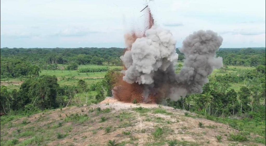 En el Marco de la Operación #RelampagoDelCatatumbo en el estado Zulia la #FANB en operaciones con el Comando Nacional Antidrogas y la SUNAD efectuaron la destrucción de un  Punto de Abastecimiento Logístico y un Laboratorio para el procesamiento de Clorhidrato de Cocaina #CEOFANB