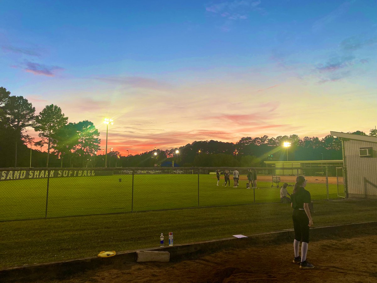 𝗧𝗲𝗮𝗺 𝗖𝗮𝗺𝗽 𝗠𝗼𝗻𝗱𝗮𝘆 ✨ 

Thank you 12U Angels for spending your Monday evening with us! 🦈 

#TeamCamp | #FinsUpForever