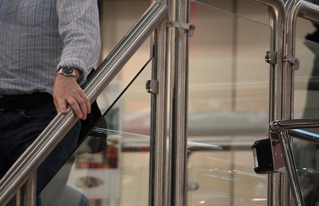 There is no welding, just cut, screw and glue, it couldn’t be simpler.

For more information visit our website link in the bio.

#balustrades #glassbalustrades #stainlesssteel #handrailing #componentsystem #expandedmetal #fhb #fhbrundle #prorailing #home #property