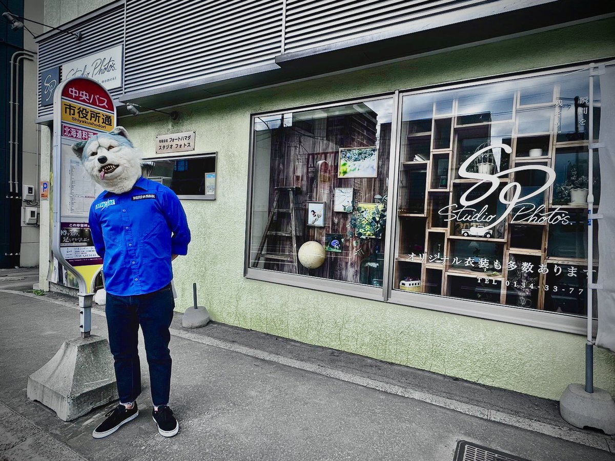 studiophoto11's tweet photo. 田中さんがきてくれて
ウィンドウに写真を飾らせてもらって
たくさんの人が来てくれた。

フォトスは11月から
改装工事が始まります。

43年間のウィンドウの歴史に
幕が閉じます。
色々な人が見てくれたウィンドウ。

最終の日は
田中さんと花男さんを飾れて

よかった。

ありがとうございました。 https://t.co/a8WjRLS9Qg