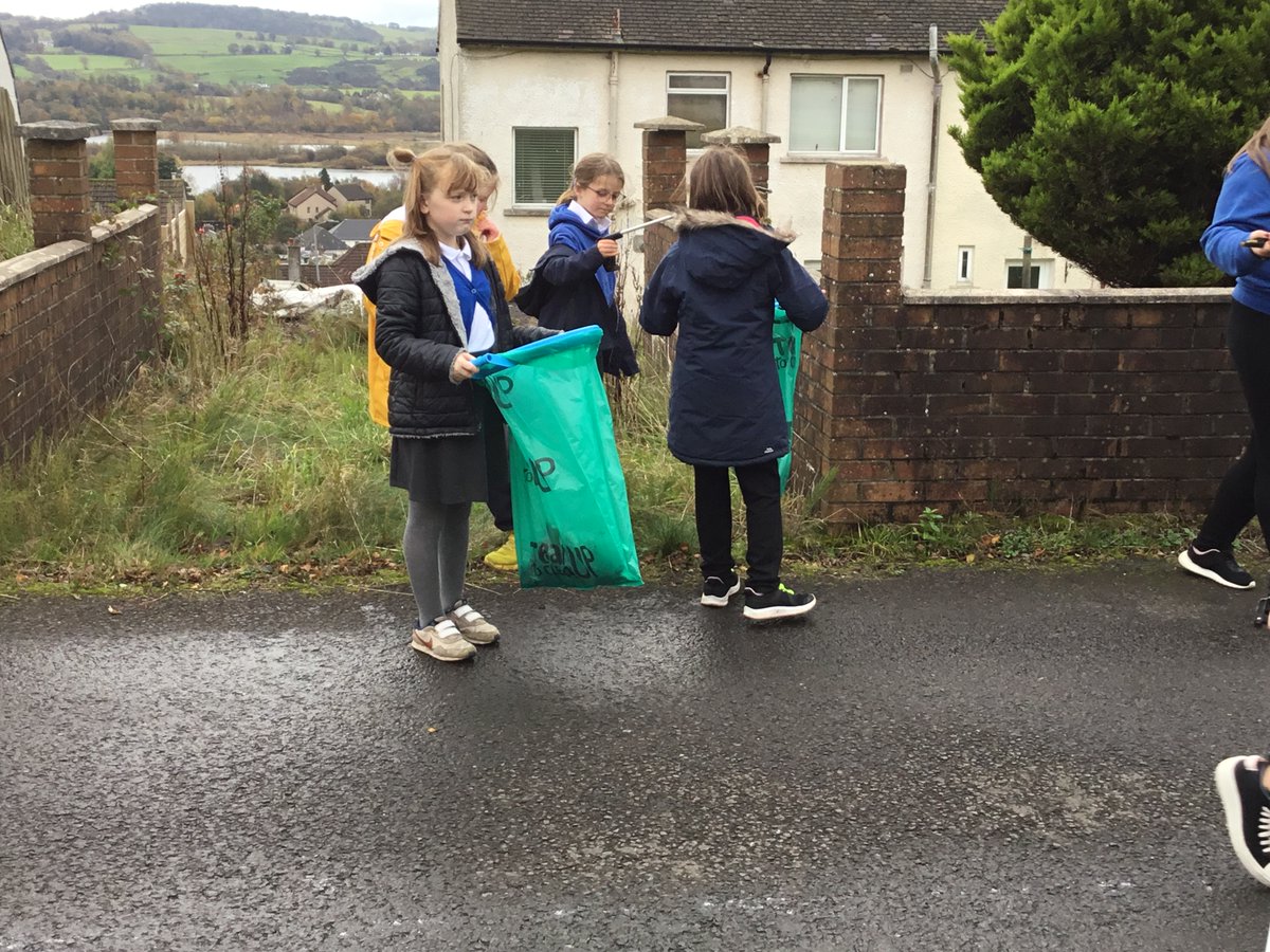 Primary 4 did a litter pick round the streets of their village this week. They had great fun and enjoyed doing a good deed for their community.  😃🚮 They are looking forward to their Story telling session this week with @scotstoryforum #SISFStory