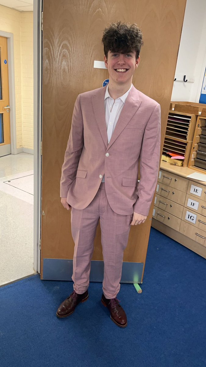 Top effort from Aaron in S5 today for the ‘wear something pink day’. 🎀 @BannockburnHigh <a href="/MissBarrett_PE/">Miss Barrett</a> #BreastCancerAwareness