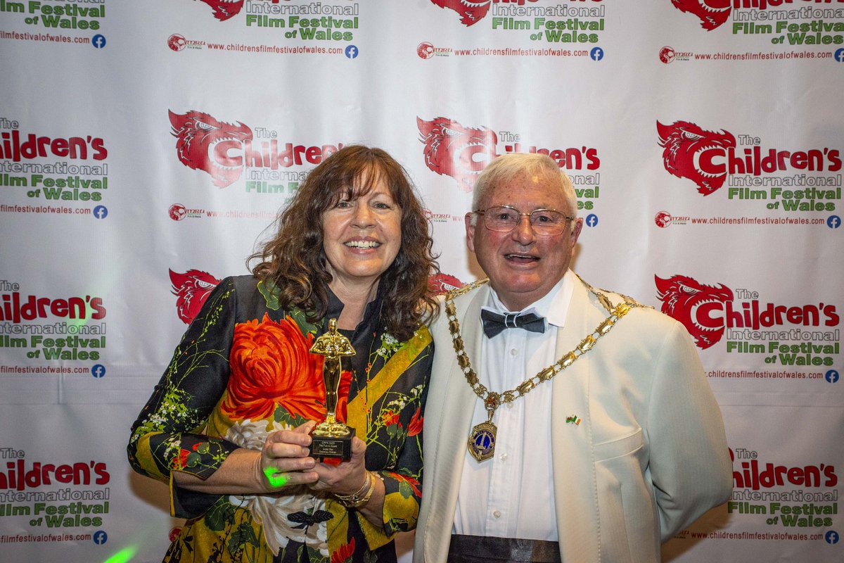 We would like to give a special thanks to our special guest, Glyndwr Evans Mayor of Tredegar! 

Glyndwr presented The Fusion Award, which was awarded to ‘Queen Bea’ and presented to Christina Stroeh from San Francisco! ✨