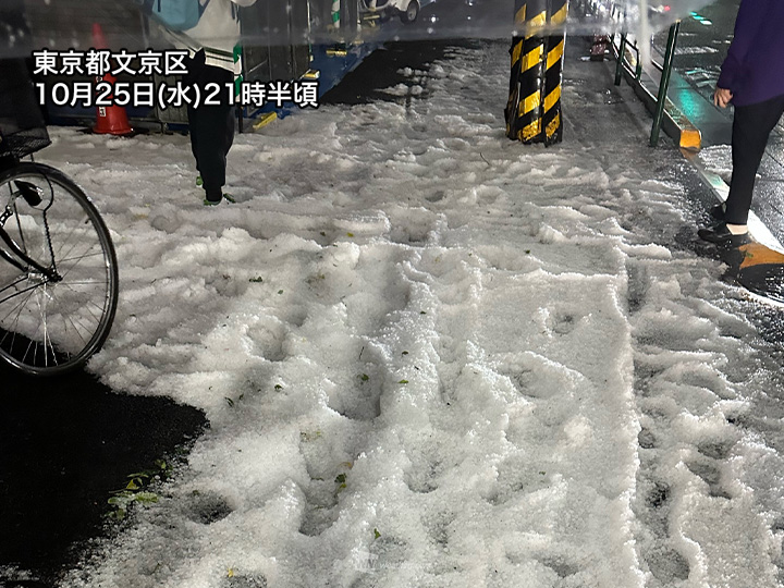 wni_jp's tweet photo. ＜東京などゲリラ豪雨　積もるほどの雹も＞
寒気を伴った気圧の谷の通過に伴い、南関東では夜になって局地的に土砂降りの雨になっています。
カミナリが酷く東京都内では積もるほどの雹が降った所がありました。
https://t.co/Zeid8u4u9t https://t.co/IRqNiLG511