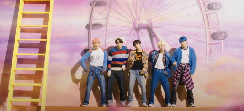 kchartsmaster's tweet photo. 3 years ago today, TXT released “Blue Hour”. https://t.co/g8k6pRK7zo