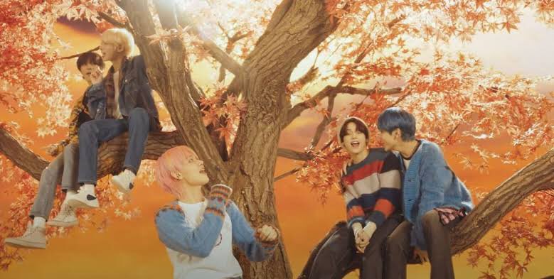 kchartsmaster's tweet photo. 3 years ago today, TXT released “Blue Hour”. https://t.co/g8k6pRK7zo