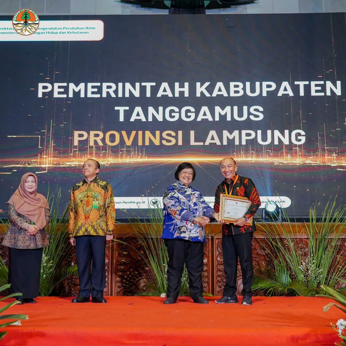 kemenhut_ri's tweet photo. Sobat Hijau, Menteri LHK @SitiNurbayaLHK apresiasi masyarakat, pemda  dan dunia usaha dalam aksi ramah iklim.

Penghargaan dari Menteri Siti diberikan kepada para pelaku, pembina dan pendukung. 
Satu derap dalam hadapi tantangan iklim global.

#KLHK #Proklim https://t.co/JbBxuyzZc9