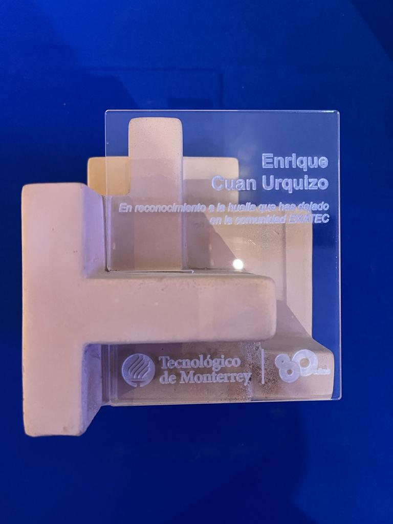 kikecuan's tweet photo. Tuve la fortuna de recibir el reconocimiento “Dejando huella”, producto de una encuesta realizada a los #Exatecs sobre aquellos profesores que, precisamente, han dejado huella en ellos.
1/3 https://t.co/EgBUoNgL0T