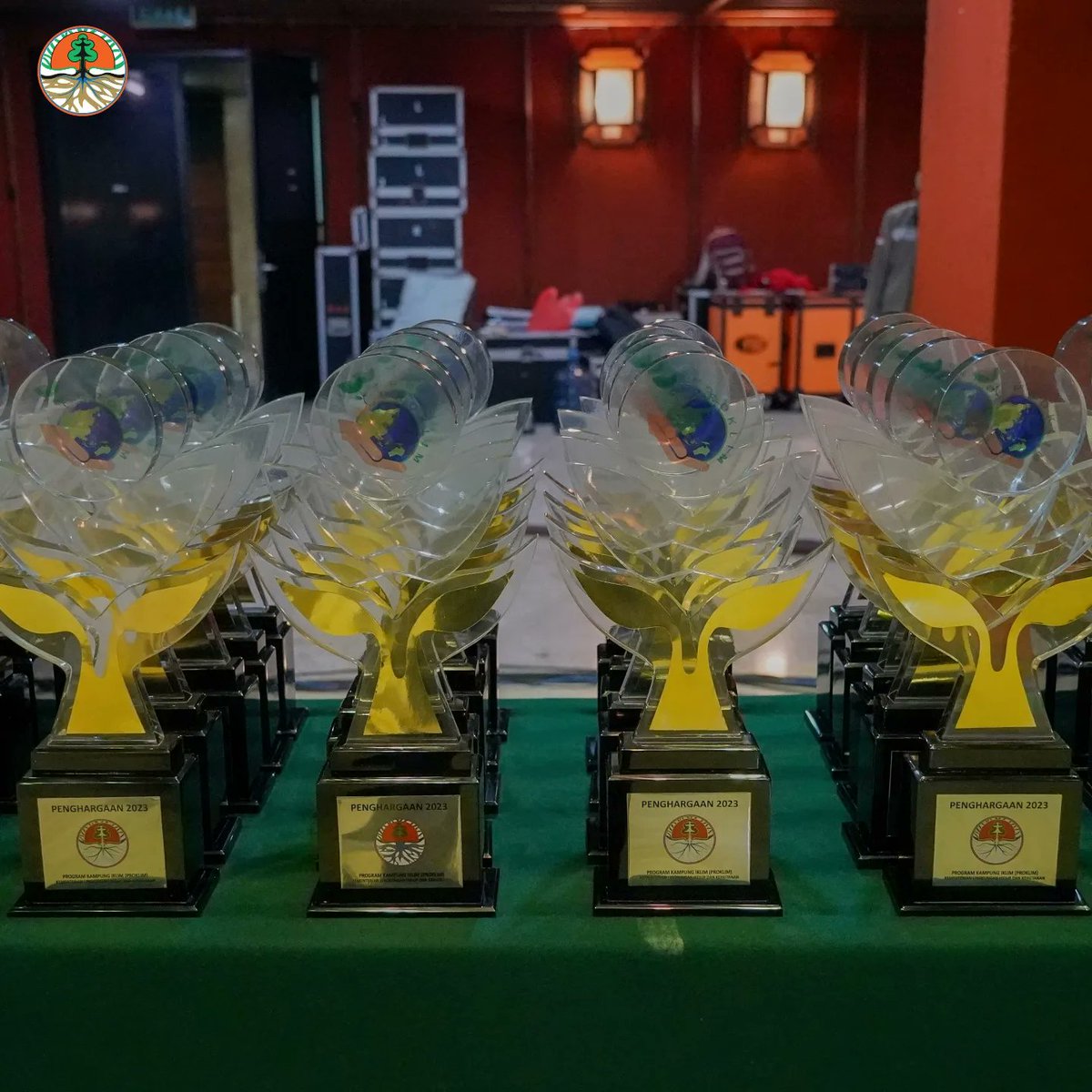 kemenhut_ri's tweet photo. Sobat Hijau, Menteri LHK @SitiNurbayaLHK apresiasi masyarakat, pemda  dan dunia usaha dalam aksi ramah iklim.

Penghargaan dari Menteri Siti diberikan kepada para pelaku, pembina dan pendukung. 
Satu derap dalam hadapi tantangan iklim global.

#KLHK #Proklim https://t.co/JbBxuyzZc9