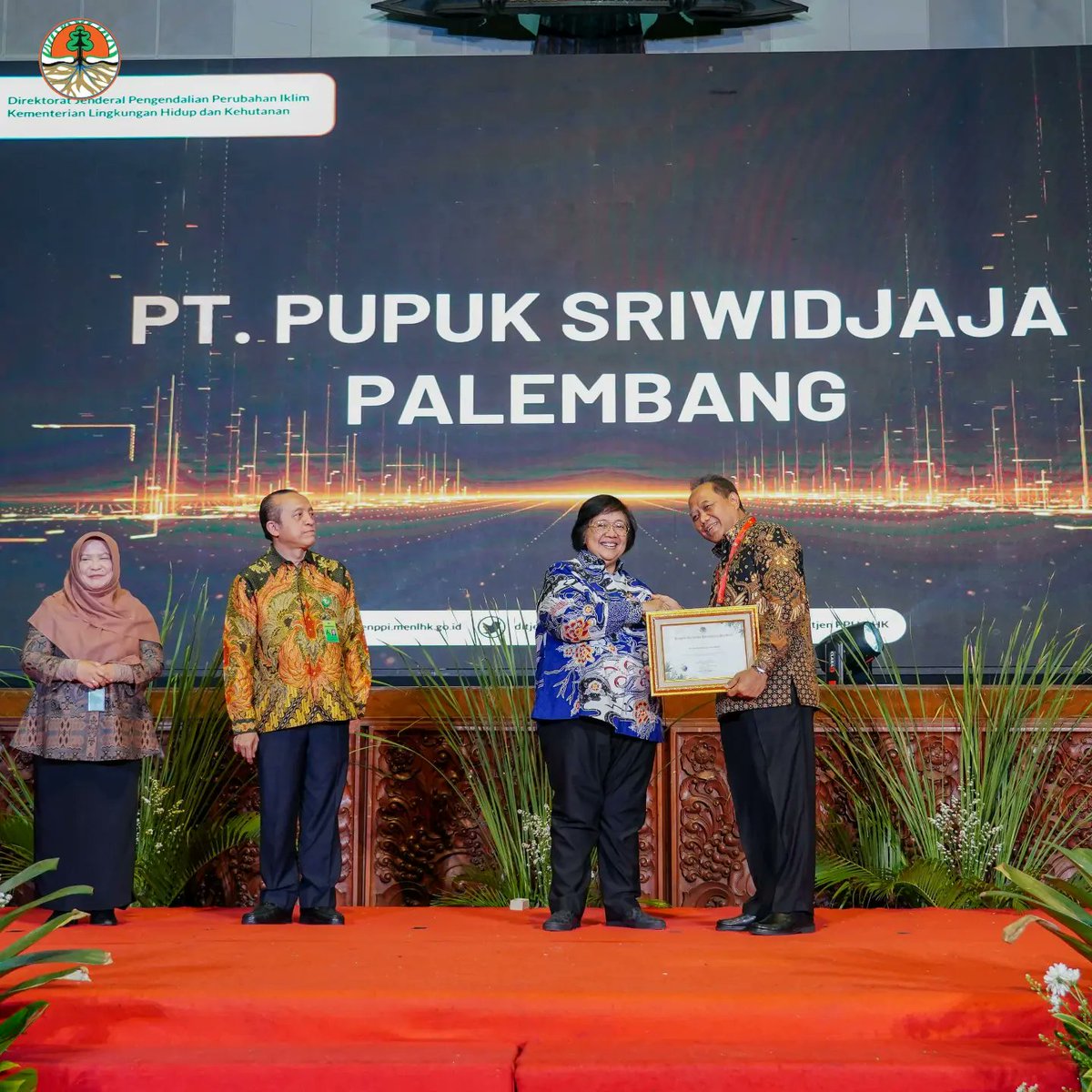 kemenhut_ri's tweet photo. Sobat Hijau, Menteri LHK @SitiNurbayaLHK apresiasi masyarakat, pemda  dan dunia usaha dalam aksi ramah iklim.

Penghargaan dari Menteri Siti diberikan kepada para pelaku, pembina dan pendukung. 
Satu derap dalam hadapi tantangan iklim global.

#KLHK #Proklim https://t.co/JbBxuyzZc9