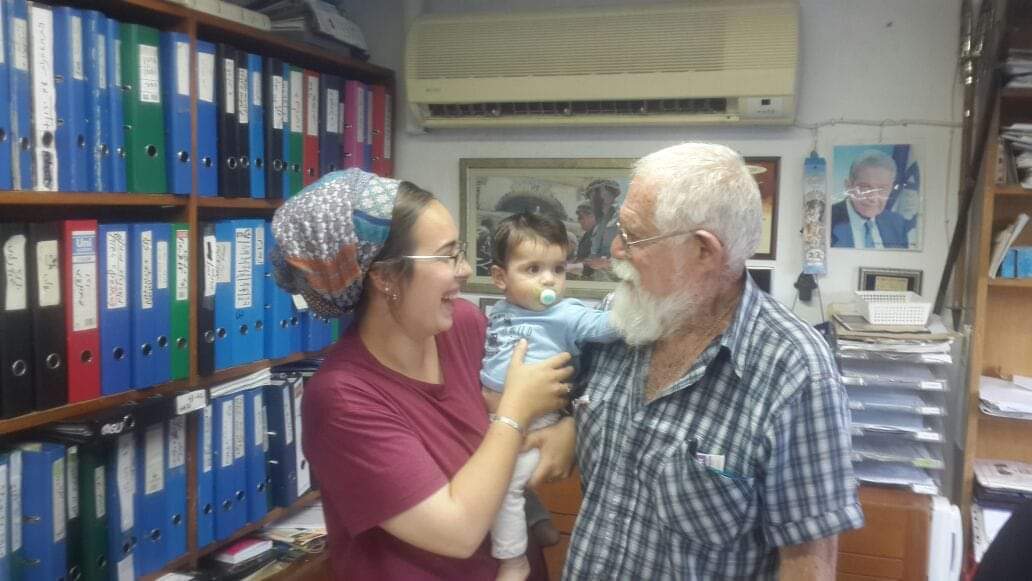 AdiShragai's tweet photo. בכיתה י"ב הייתי פריקית של יחידה 101. גמעתי כל ספר אפשרי, את פרקי יומן שרקתי בעל פה.
כשהגיע הזמן לכתוב עבודת סיכום במגמת א"י, ברור שזה היה הנושא ונסעתי לראיין את קצ'ה, בתחנת הדלק האגדית בעמק בית שאן
מאז תחילת המלחמה אני לא מפסיקה לחשוב על>> https://t.co/84zZBzI38U