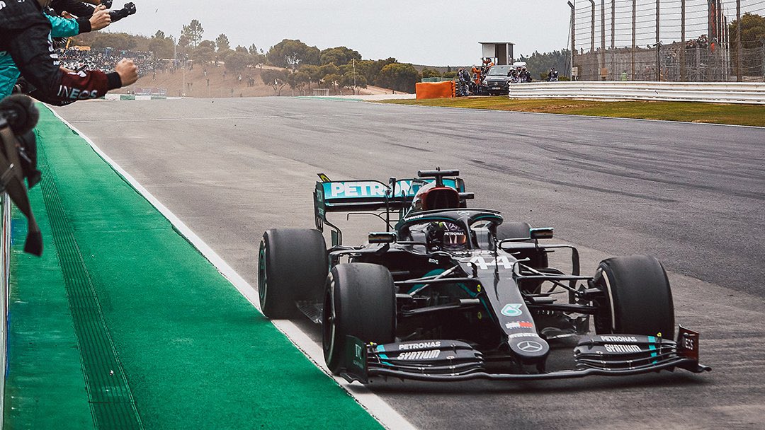 Há exatos três anos, Lewis conquistou o recorde de vitórias da F1 com sua 92ª vitória no GP Portugal! 👏🏆😍