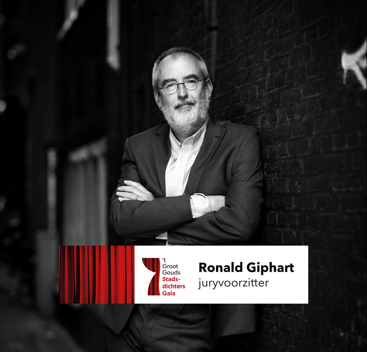 Dertig dichters buitelen over elkaar heen, hengelen naar de gunsten van het publiek - delen kaartjes en drank uit om stemmen te winnen. Maar de vakjury valt niet zo makkelijk om te kopen. Als alle words spoken zijn en alle lof is gedicht, is het laatste woord aan @ronaldgiphart!