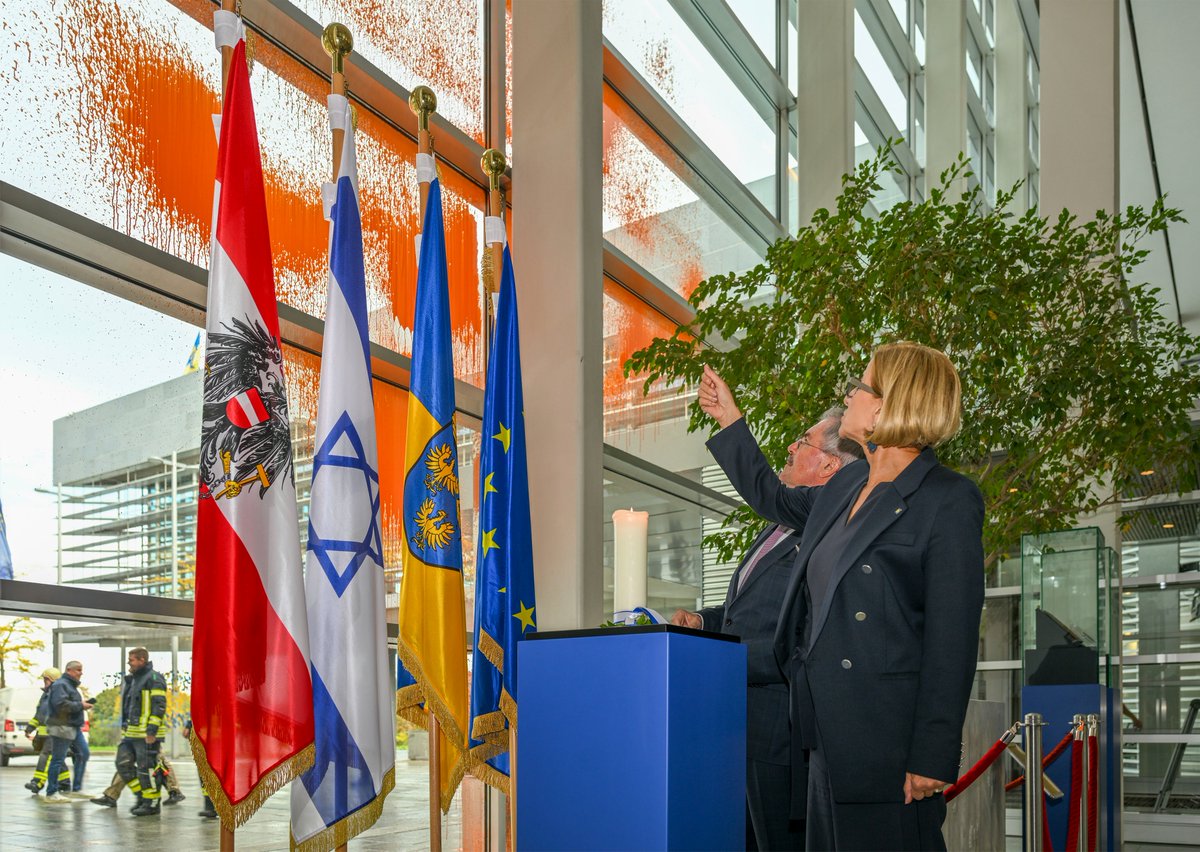 Tho_Bru's tweet photo. diese menschen kämpfen nicht fürs klima. sie kämpfen in wirklichkeit gegen die art und weise, wie wir als gesellschaft zusammenleben. anders kann der radikalismus der @letztegenAT nicht mehr erklärt werden. egal ob gedenkstätte oder landtagssitzung - ihnen ist jedes mittel recht. https://t.co/gomSRppadg