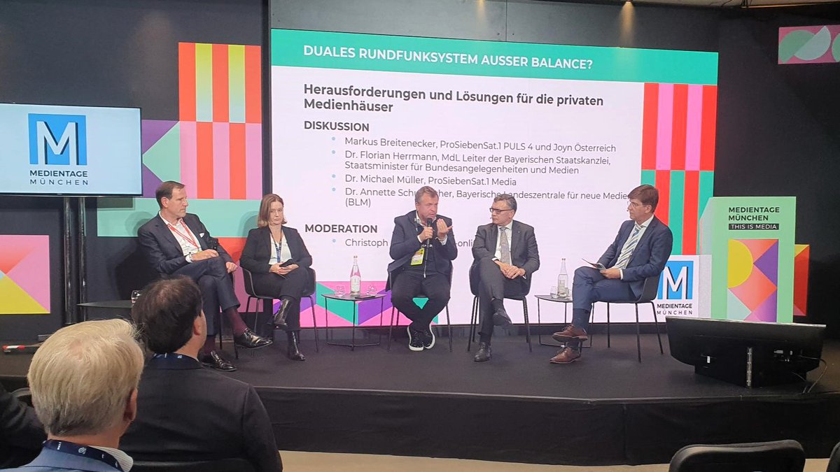 Das duale Rundfunksystem der Zukunft? „Utopie einer Plattform aufgeben“ meint <a href="/M_Breitenecker/">Markus Breitenecker</a> aus der <a href="/P7S1Group/">ProSiebenSat.1</a> bei #MTM23. Sein Kollege Dr. Michael Müller bietet an: „Lasst es uns ausprobieren!“ Dr. Annette Schumacher von <a href="/BLM_Bayern/">BLM</a> pocht auf "Vielfalt &amp; Auffindbarkeit.“
