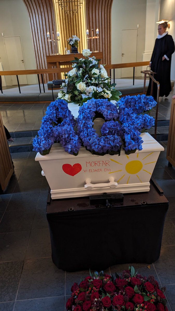 Så fik vi sendt min kære fætter videre til den hviiiee  himmel. RIP fætterguf.🖤💙#ksdh #ultratwitteragf.