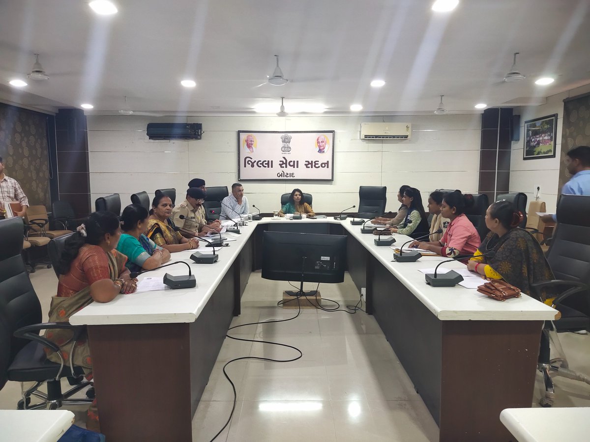 Collectorbotad's tweet photo. આજ ��ોજ જિલ્લા કક્ષાની મહિલા સુરક્ષા સમિતીની ત્રિમાસીક બેઠક યોજી જેમાં પોલીસ સ્ટેશન બેઝડ સપોર્ટ સેન્ટર અને સખી વન સ્ટોપ સેન્ટરની આંકડાકીયા કામગીરી અન્વયે મહિલાઓને લગત વિવિધ ગુન્હાઓ, કામગીરીની સમીક્ષા કરી જરૂરી સુચનાઓ આપી.@CMOGuj @revenuegujarat @mahitibotad @bhanu https://t.co/IDzCQJQSD7