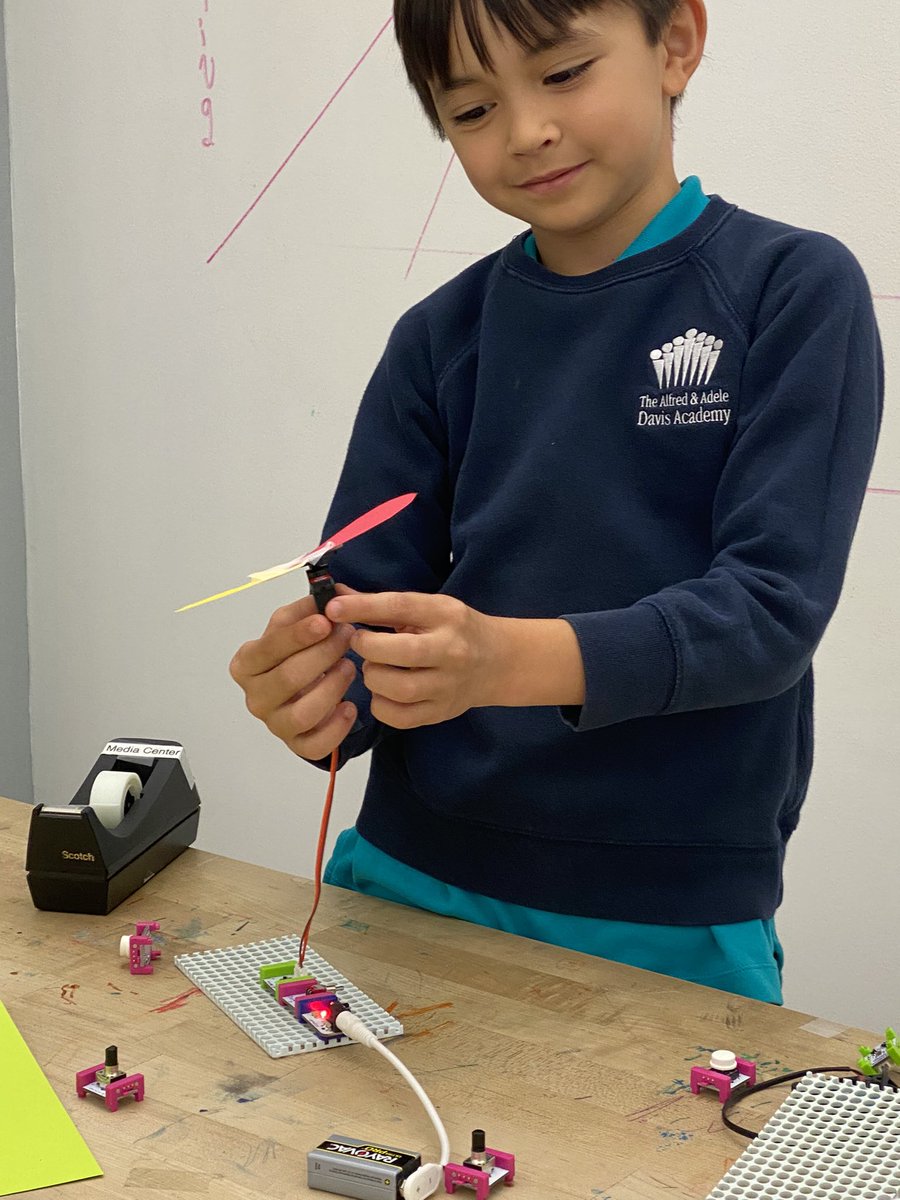 21stStacy's tweet image. We are making a hang glider with @littleBits made out of steel cable for our rocks &amp;amp; minerals unit #davis2 @Davis_Academy #littlebitschallenges