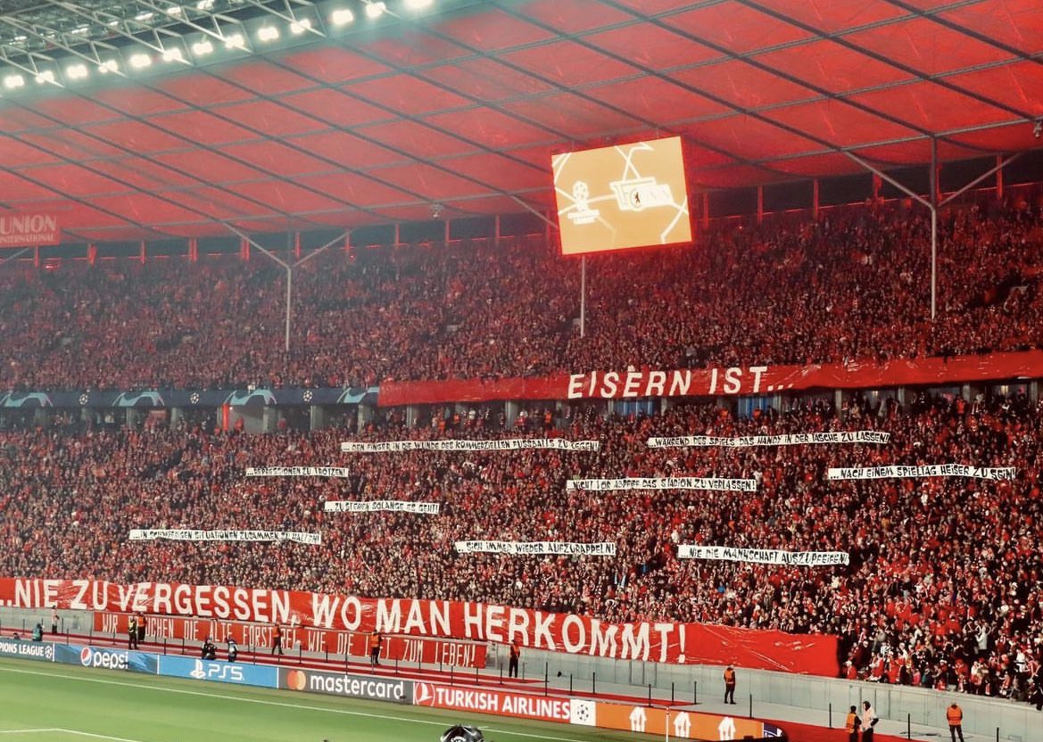 andresweiss_'s tweet image. “NUNCA OLVIDES DE DÓNDE VIENES”

“No silbes a tu equipo”

“Deja el teléfono en tu bolsillo”

“En malas situaciones, seguimos juntos”

“No te vayas del estadio antes del final”

El mensaje de los fans del Union Berlin al resto del estadio y a su equipo: “no van bien las cosas,…