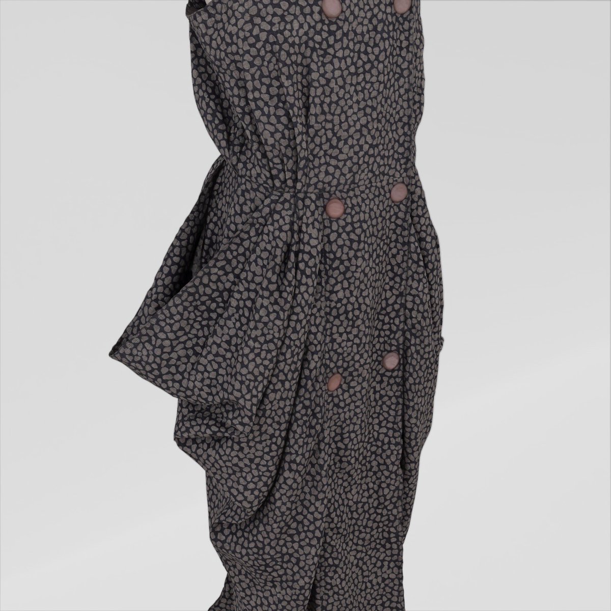 This dress is made of cotton linen, has a sleeveless design with an abstract pattern woven in white on a navy fabric. The volume created by the drapes at both waists is not only impressive, as the model in the runway show put her hands in and occasionally lifted the fabric to