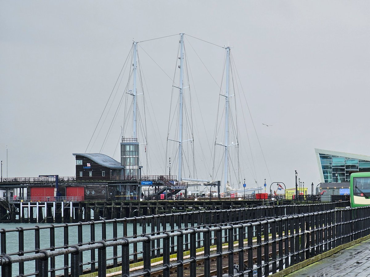 Nesquik1962's tweet image. Apparently there's a Dutch #Schooner parked at the end of #SouthendPier until tomorrow morning. #Eendracht worth a stroll?!