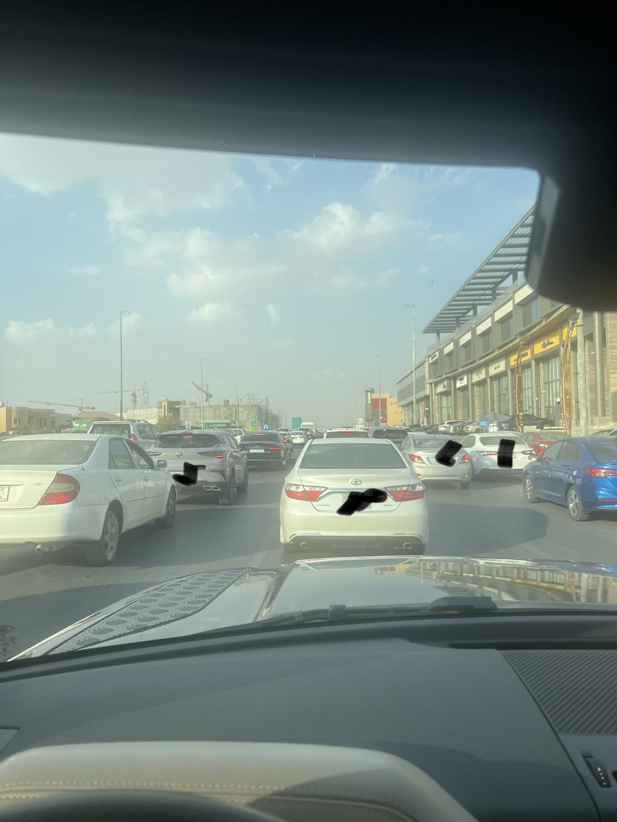 MazenAlhammad's tweet photo. قد يكون من المناسب تقريب الدوران للاشارة فى التقاطع الى امام مستشفى المملكة على طريق الثمامة المتجهين شرقا ب ١٠٠ او ١٥٠ متر مع كتف للدوران بما يمكن من عمل الدوران U-Turn بشكل مستمر لتخفيف الاختناق عند الاشارة https://t.co/qjC8ktFmr7