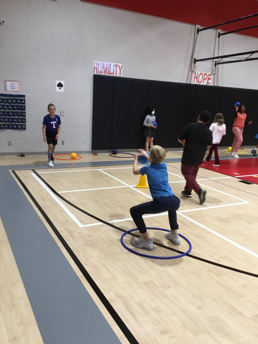 WWEPhysEd's tweet photo. ⭕️ Flip The Hoop ⭕️ catching style! After catching the ball Ss flipped the hoop one time. After a certain distance they earned a beanie baby and started over. #physed #MelissaSchools @melissaisd https://t.co/6v932STHhz