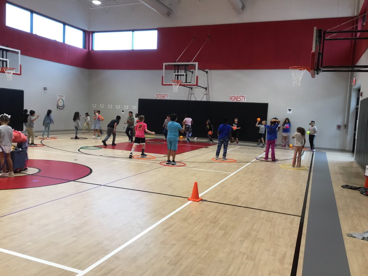 WWEPhysEd's tweet photo. ⭕️ Flip The Hoop ⭕️ catching style! After catching the ball Ss flipped the hoop one time. After a certain distance they earned a beanie baby and started over. #physed #MelissaSchools @melissaisd https://t.co/6v932STHhz
