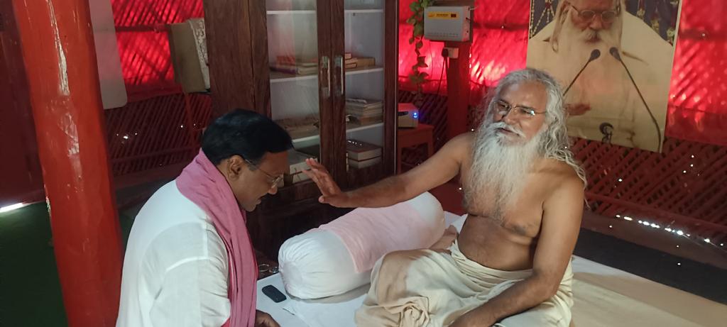 Kamleshwar_INC's tweet photo. औरा हलिया,जिला मिर्जापुर (उप्र) में आज ॐ परमहंस आश्रम में पूजास्थल एवं स्वामी श्री तुलसी महाराज जी के दर्शन एवं आशीर्वाद प्राप्त करने का परम सौभाग्य प्राप्त हुआ। प्रभु से सभी के कल्याण की प्रार्थना की।
हरि ॐ तत्सत https://t.co/dxP6vMf7D7