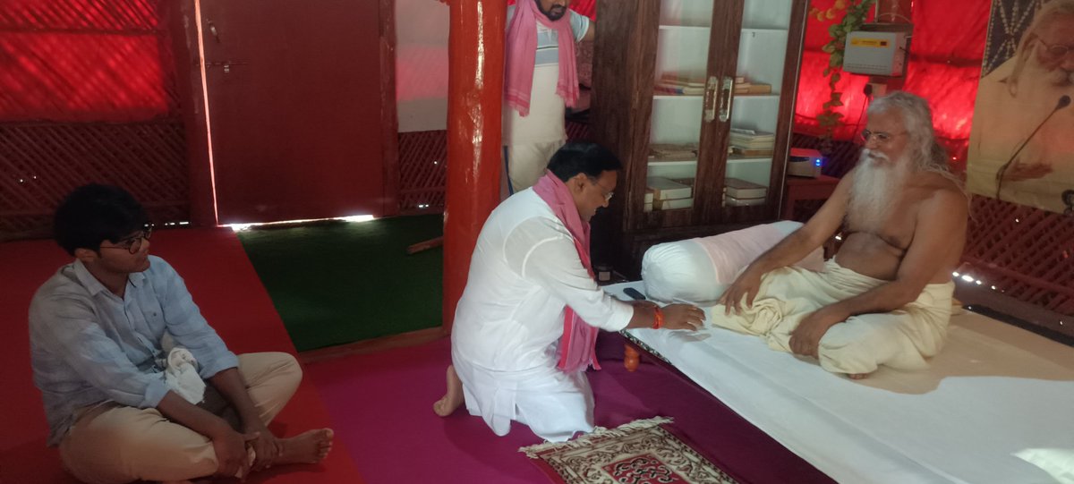 Kamleshwar_INC's tweet photo. औरा हलिया,जिला मिर्जापुर (उप्र) में आज ॐ परमहंस आश्रम में पूजास्थल एवं स्वामी श्री तुलसी महाराज जी के दर्शन एवं आशीर्वाद प्राप्त करने का परम सौभाग्य प्राप्त हुआ। प्रभु से सभी के कल्याण की प्रार्थना की।
हरि ॐ तत्सत https://t.co/dxP6vMf7D7