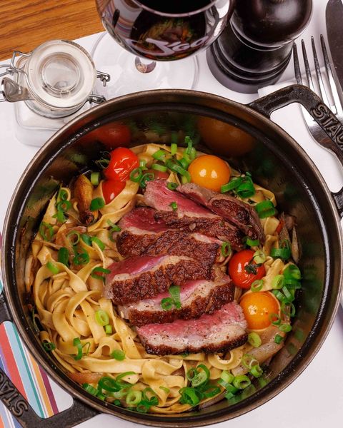 En ce moment sur nos tables, de Drouot, le demi magret de canard en cocotte, servi avec des tomates cerises et des tagliatelles fraîches faites maison ... la gourmandise et le réconfort incarné !
Crédit photo: Nathanaël Mergui
#jgoparis #jgo #jgoparisdrouot #restoparis