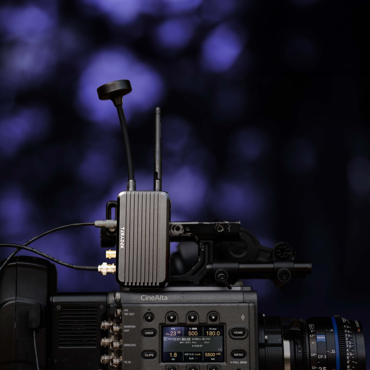 Teradek's tweet photo. Great things come in small packages.

Ranger Micro is the smallest and lightest professional zero-delay wireless video system for broadcast and live production. 🔗 https://t.co/c3BPXv4k2z
#liveproduction #broadcast #zerodelay #4khdr #wirelessvideo #6ghz #imag #videoproduction https://t.co/tD2AAeabMl