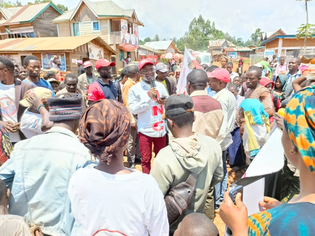 YannickNcuro243's tweet photo. L'infatigable BANYWESIZE BYAMUNGU Jacques dans son pèlerinage à Muzinzi, dans le sous groupement de Mulamba ce mardi 24/10/2023 accompagné de son CAJB. Tout #walungu derrière un seul leadership #JBB
CellCom. 
@BobelabiR @didier_kamerhe @angembala @BillyKambale1 https://t.co/q0Efej133u