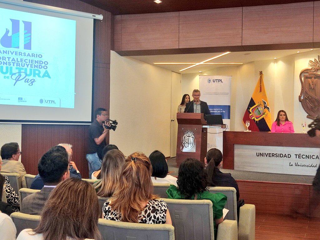 GoberLoja's tweet photo. En conmemoración del 11° aniversario de creación de la @unescopazutpl se presenta el Diplomado en Construcción de Paz. 
María Cecilia Palacio, jefa política de #Loja, participa del evento académico, que socializa los proyectos e iniciativas que impulsan una cultura de paz. https://t.co/F4purrUdPy