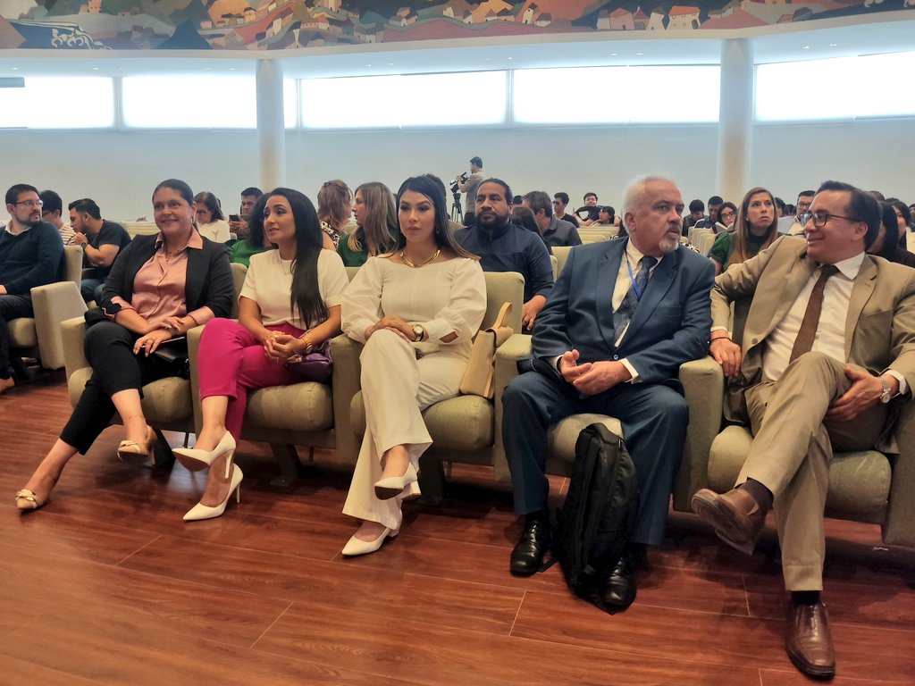 GoberLoja's tweet photo. En conmemoración del 11° aniversario de creación de la @unescopazutpl se presenta el Diplomado en Construcción de Paz. 
María Cecilia Palacio, jefa política de #Loja, participa del evento académico, que socializa los proyectos e iniciativas que impulsan una cultura de paz. https://t.co/F4purrUdPy
