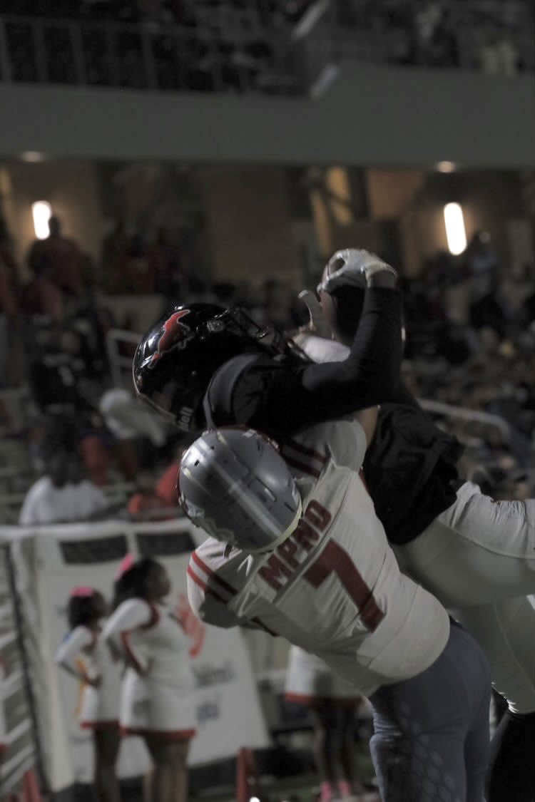 DesmondDixon17's tweet photo. Great High point ball  from my Qb @1upmil #Fadeem💈 @fb_westfield @gowestfieldfb @CoachHill_7 https://t.co/geftfY0ASa