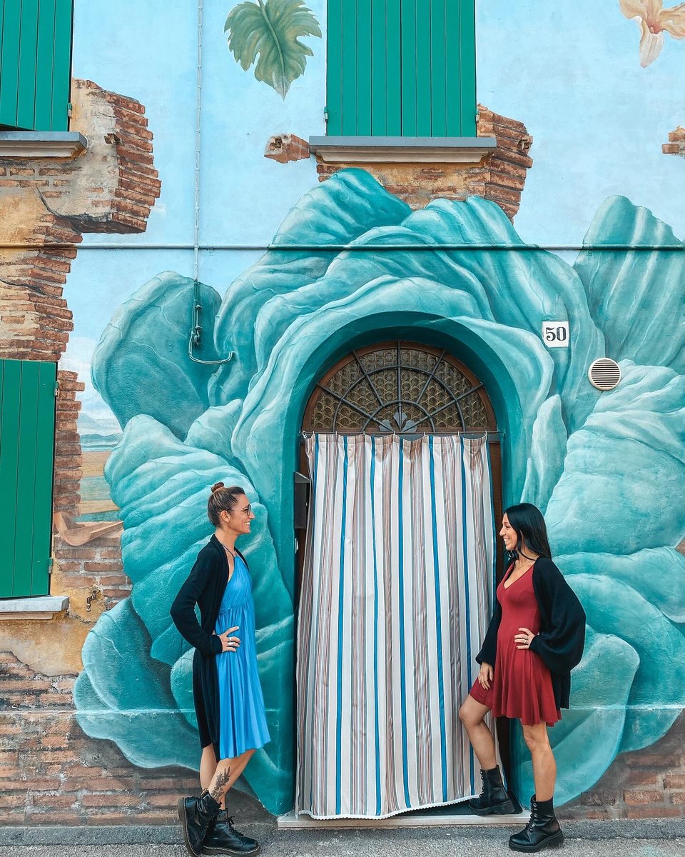 📌 “La piazzetta degli inganni” di San Giovanni in Persiceto (BO) detta così per via dei tantissimi trompe l’oeil che la decorano.

Qui dove #GinoPellegrini ha creato un gioco di inganni🥰

Un mix di ortaggi giganti e animali fantastici. 

…ti sentirai anche tu un po’ Alice🤩