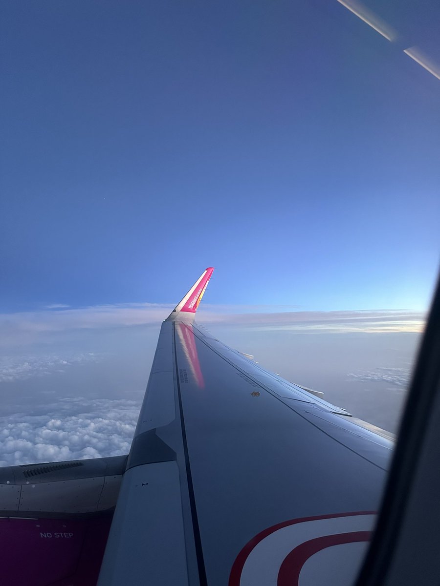 harsvodka's tweet photo. Ieri notte il mio ragazzo mi ha svegliata alle 4:30, mi ha portata in aeroporto senza dirmi dove stessimo andando, mi ha fatto tenere le cuffiette per tutta la durata del volo e ho scoperto dove fossimo solo una volta atterrati. 
È stata l’esperienza più bella della mia vita 🥹 https://t.co/77qYwJjyMT