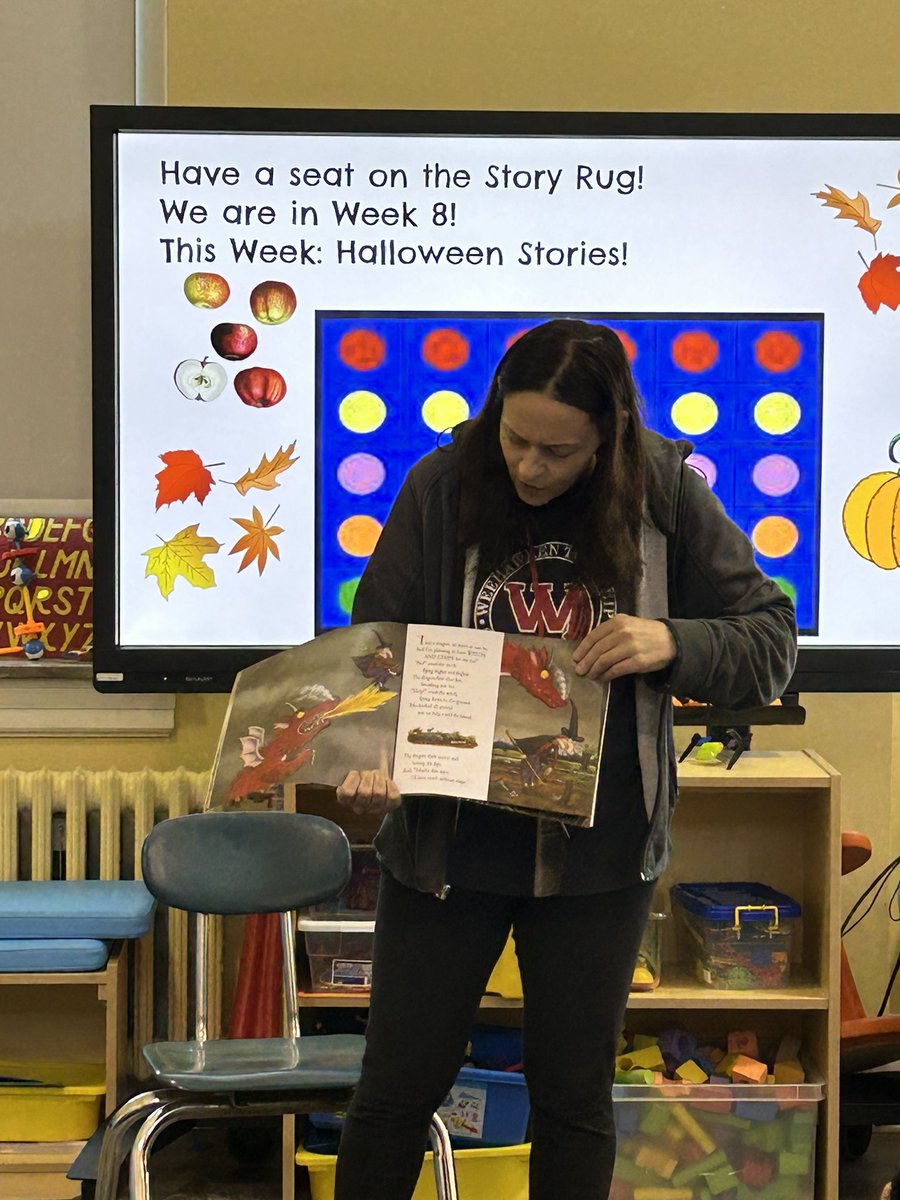 teachnbeach1's tweet image. Our media specialist is reading one of my favorite Halloween stories! #weeread @WeehawkenTSD @DWSMediaCenter @DWS_PTA