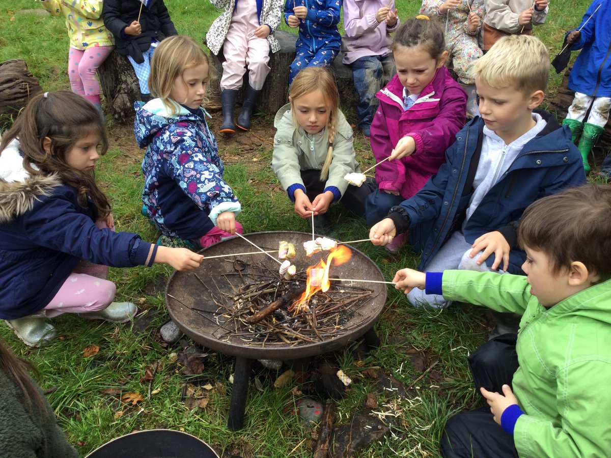 HAprimaryschool's tweet photo. Class 1 have had a wonderful morning making willow leaf crowns and then toasting marshmallows on the fire pit. https://t.co/iPzD70PlaT