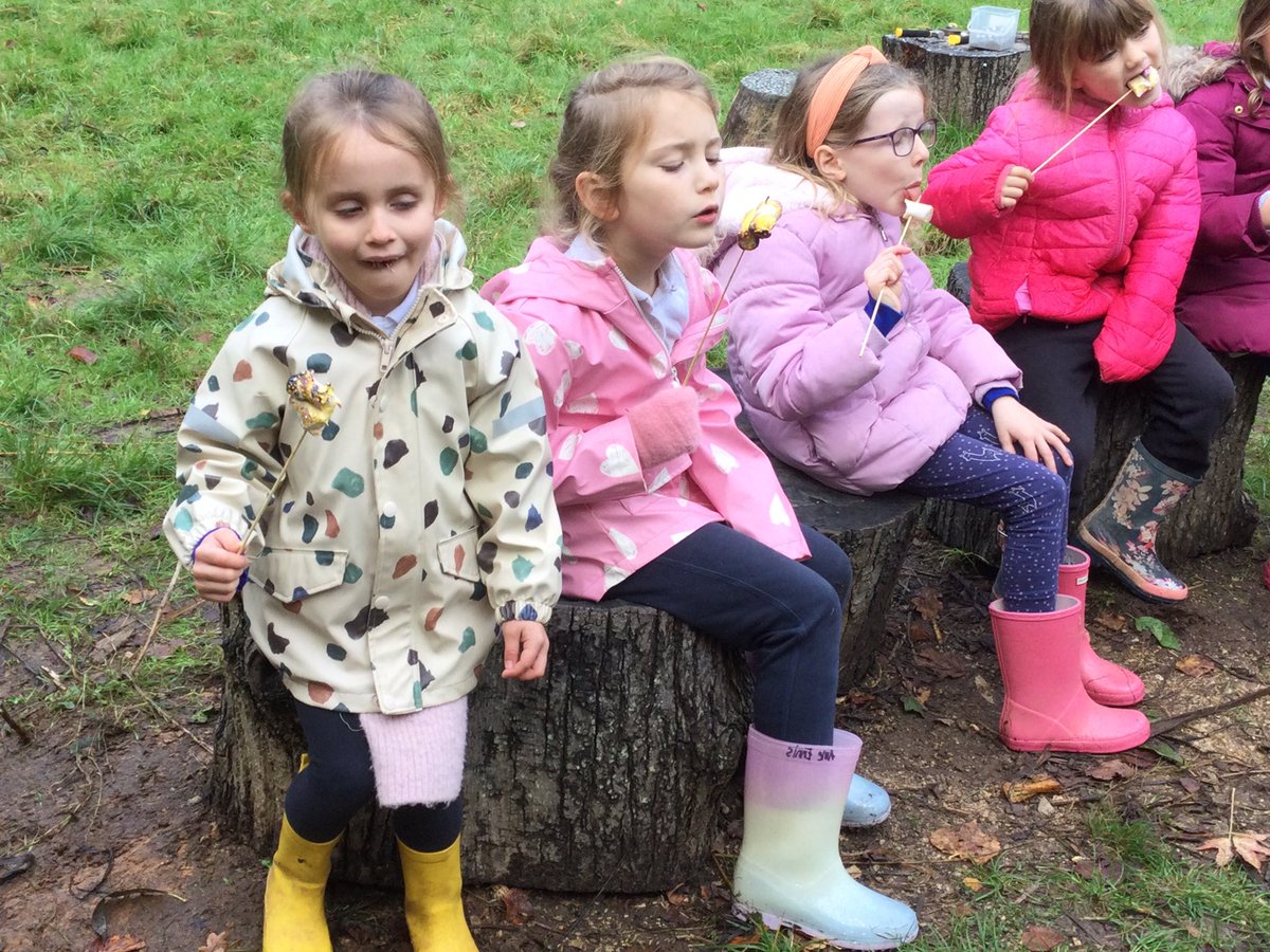 Class 1 have had a wonderful morning making willow leaf crowns and then toasting marshmallows on the fire pit.