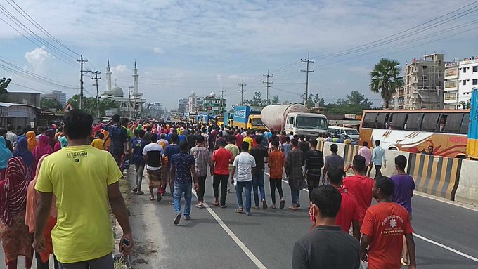 তৃতীয় দিনের মত মহাসড়ক অবরোধ কয়েকটি কারখানা ভাংচুর