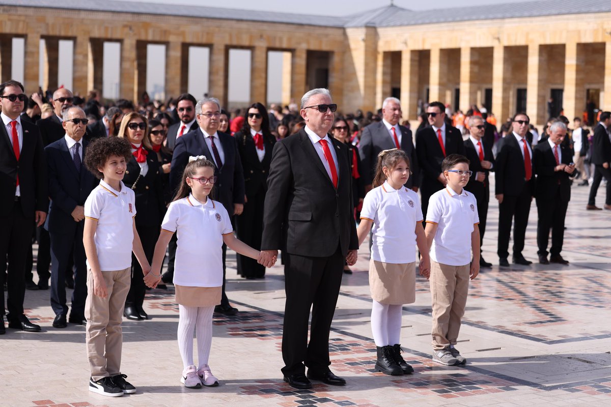 Büyük Önderimiz Mustafa Kemal Atatürk'ün en büyük yadigarı olan Cumhuriyetimizin 100. yılını büyük bir gurur ve coşkuyla karşılıyoruz! 

100 yıllık Cumhuriyetimizin 55 yıllık Uğur Ailesi olarak bugün binlerce öğrencimiz ve öğretmenimizle Atamızın huzurunda ve onun ebedi