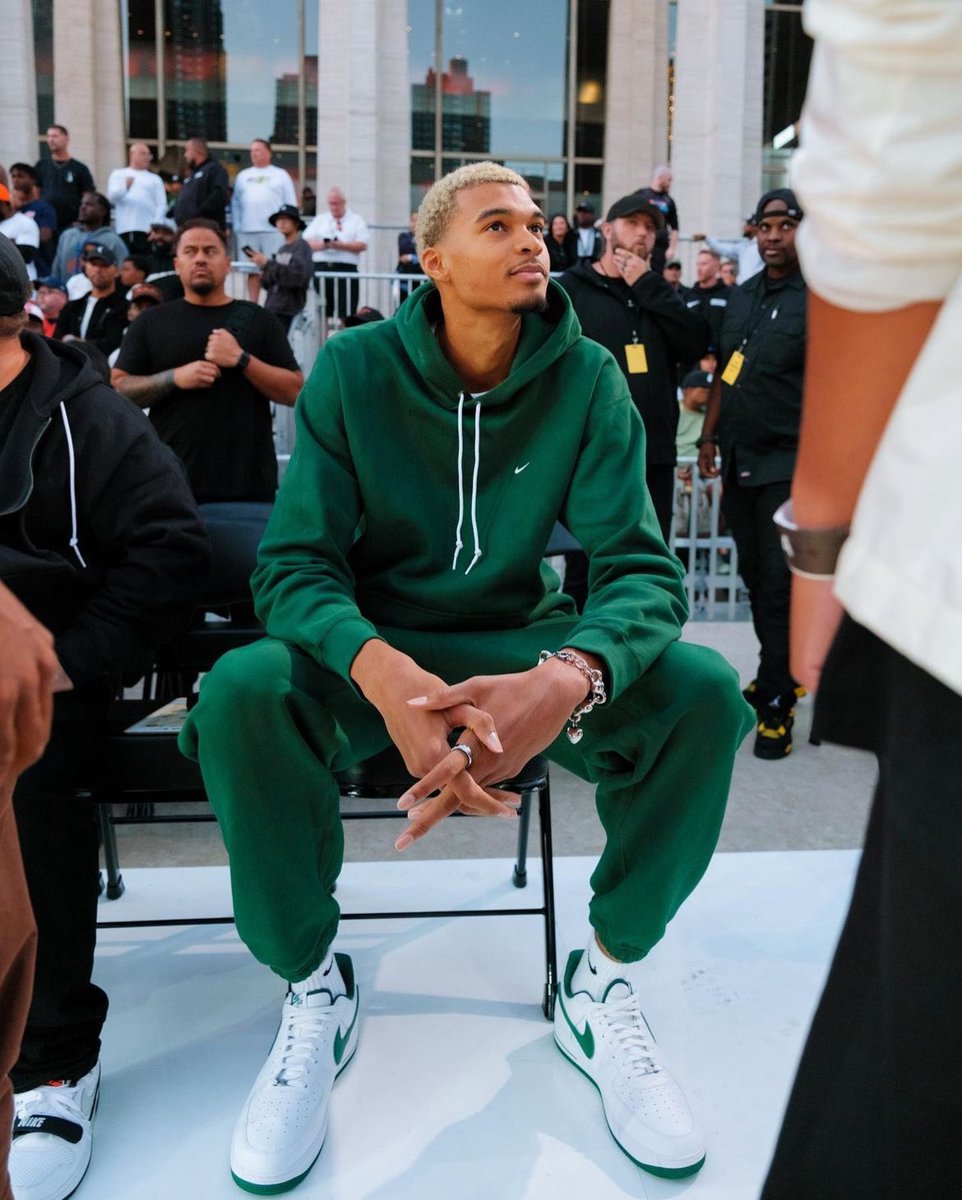 tbtilinfinity's tweet photo. Yo @wemby good luck on your first game tn! Legend in the making, we know a few things about that📈. 22, 7 and 5, if this is your line today we dare you to wear our hoodie 👀#NBA #wemby #SanAntonio #tbtilinfinity https://t.co/JE64I5ayMo