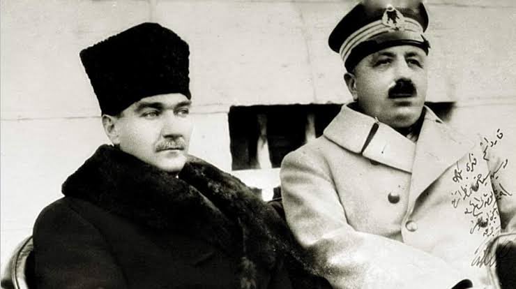 TCAyla35's tweet photo. NEDEN 30 DEĞİL DE 29 Ekim?
ATATÜRK Cumhuriyetin ilanı için, neden 29 Ekim’i seçti?
İlandan 2 yıl sonra Ekim 1925’te, Fahrettin Altay Paşa Atatürk’ün misafiridir.
Zihnini hep meşgul eden bir soru sorar ulu öndere.
“Paşam benim dikkatimi çekti…
Cumhuriyetimizin ilanının 29 Ekim gecesine denk gelmesi acaba bir tesadüfmüdür? 
Üç gün evvel, beş gün sonra da olabilirdi”
Bunun üzerine Atatürk ona şöyle 
bir cevap verir.
“Fahrettin, mütarekenin ilk günlerini hatırlarmısın?..Saray ve hükümet, teslimiyeti kabul etmişti. Hükümet sarayın, saray da itilaf devletlerinin elinin altına girmişti.Saray bu halden memnundu.
Fakat ben bunu kabul edemezdim.
Buna karşı koymakla bir çıkış yolunu temin ederek, bu mazlum milleti tarih sahnesinden silmek isteyenlere karşı harekete geçmek için kendimi vazifeli saymıştım.
Dünyada tek başımıza idik.
Fakat benim inandığım ideale, benimle beraber olanlar da bağlandılar ve netice hasıl oldu.
Mütareke 30 Ekim 1918’de imzalanmıştı.
Vatan parçalanmış, istilaya uğramıştı.
Peki 30 Ekim 1918’den bizim İzmir’e girdiğimiz tarih olan 9 Eylül 1922’ye kadar kaç yıl geçti?
Dört yıl.
29 Ekim 1923 de Cumhuriyeti ilan ettik.
İşte 5 yıla sığdırdığımız büyük inkilap, bizim yaşadığımız şartlara duçar olmuş, hangi milletin tarihinde vardır?
Bu mazlum millet, kendisinin hakkı olan yere ulaşmıştır. Çektiğimiz acıların, sıkıntıların en büyük mükafatı işte budur.
Bütün Dünya buna şahit olmuştur.
Daha da şahit olacakları vardır.
Beni en çok mesut eden hadise, 
bu mazlum milletin hak ettiği bu 
yere  gelmesidir.
Sen benim 30 Ekim 1918 sonrası çektiğim azabı bilirsin, yanımdaydın.
Mondros 30 Ekim’dir, Cumhuriyet 29 Ekim.
İşte bu da mazlum bir milletin ahıdır.
Sanırım ki o zamanki devletler bunu anlamışlardır”
Atatürk burada bir an durur, elini masanın üzerine koyar ve;
”Deyiniz ki bu, tarihten silinmek istenen bir milletin öcüdür”
Fahrettin Altay “Ama paşam bundan niye
hiç söz etmediniz?” diye sorar.
Atatürk cevap verir “Şahsen övünmek olurdu. Oysa esas övünmek benimle beraber mefkureye inananların, milletin ve ordunun hakkıdır”
Atatürk’ün Cumhuriyet ilanı için 29 Ekim tarihini seçmesinin özel nedeni, bu cümlelerden de anlaşılıyor.
Ulu önder 30 Ekim 1918’de imzalanan “Mondros Mütarekesi” ile her anlamda teslimiyet içine girmiş, kendi tabiri ile esarete uğramış milletinin, kaç yıl bu esaret altında kaldığı sorusuna tam 5 yıl cevap vermek istemedi.
O nedenle 4 yıl 364 gün sonra Cumhuriyeti ilan ederek bir ifadeyi kesinleştirmek istemiştir.
Esaretten 1 gün önce Cumhuriyeti ilan ederek bir anlamda öc almak istemiştir.
Türk Milleti 5 yıldır esaret altındadır demek 
ona zor geldiğinden Türk Milleti 4 yıldır esaret altında kalmıştır diyebilmek için 30 Ekim’e bir gün kala cumhuriyetin ilan edilmesini istemiştir.
Mustafa Kemal Atatürk, Mağrur ve galip olarak, batılı devletlere  “Ben 30 Ekim’i tanımıyorum...
Sizden bir gün öndeyim...
Siz 29 Ekim’i tanıyacaksınız.” demiştir...
#Cumhuriyetimiz100Yaşında 🇹🇷
