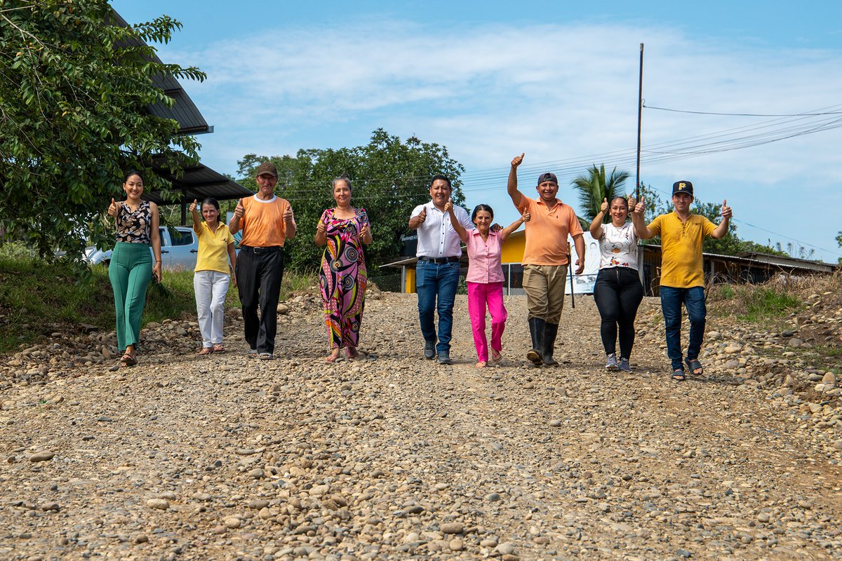 YofrePoma's tweet photo. DURENO CON BUENAS VÍAS
En unidad la Prefectura de Sucumbíos y la Junta Parroquial de Dureno mejoramos 9 kilómetros de vías rurales, desde la comunidad #CampoBello 1 hasta el sector de #PozoSeco. https://t.co/9ymfoxLqWa